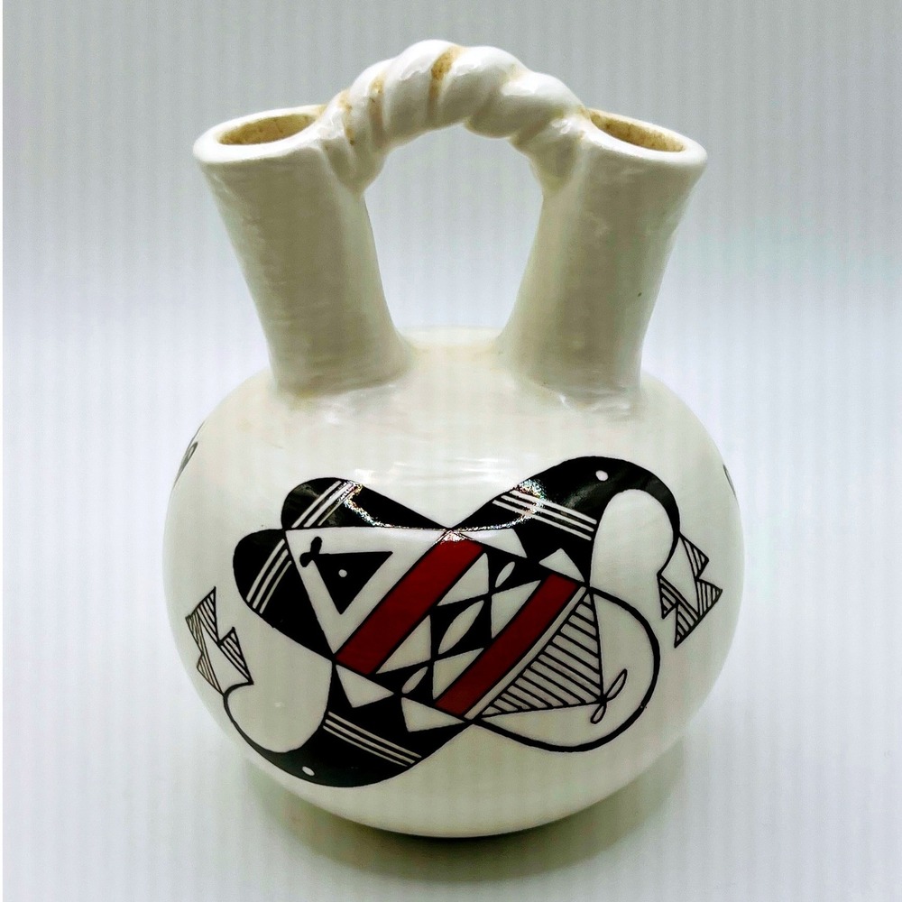 American Indian Life and Legends Laguna Wedding Vase 4in White Excellent 1984